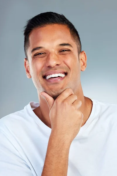 肖像和微笑与牙齿在新鲜或清洁的卫生与灰色工作室背景 快乐的男性为健康的生活方式而微笑 以满足牙齿 口腔或牙龈的护理 — 图库照片