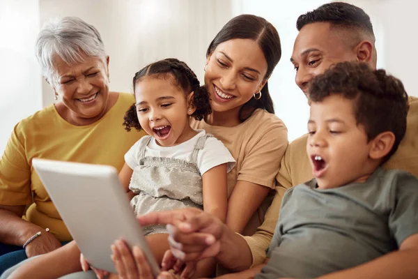 Boldog Családi Online Szórakozás Tabletta Élvezi Technológia Kötődés Időt Együtt — Stock Fotó