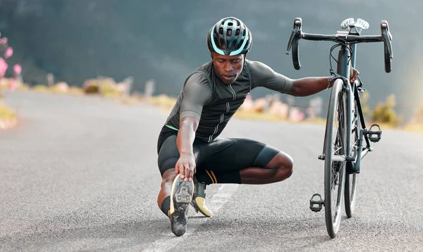 Livre Ciclista Ciclista Fazendo Exercício Alongamento Por Sua Bicicleta Estrada — Fotografia de Stock