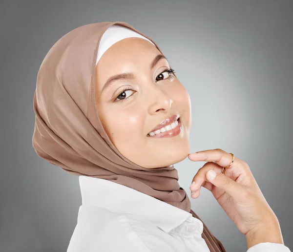 穆斯林 阿拉伯裔和女性美容美发 皮肤护理和化妆 美学化妆品或灰色工作室背景的健康 快乐的伊斯兰头巾脸肖像 微笑的女孩头像或沙特阿拉伯的时尚文化 — 图库照片