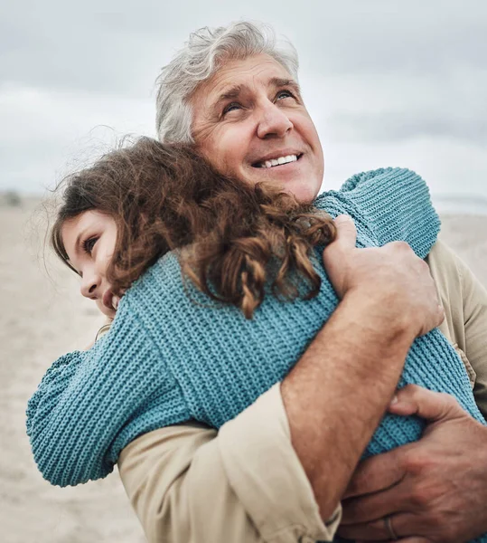 Familia Niños Abrazos Con Una Niña Abuelo Abrazándose Playa Aire —  Fotos de Stock