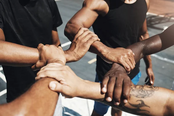 ニューヨークのバスケットボールコートで信頼 パートナーシップ コミュニティの目標のための多様性チーム 友人やバスケットボールを保持する手 フィットネス トレーニング 健康ワークアウトのための動機 サポートまたはスポーツの団結 — ストック写真
