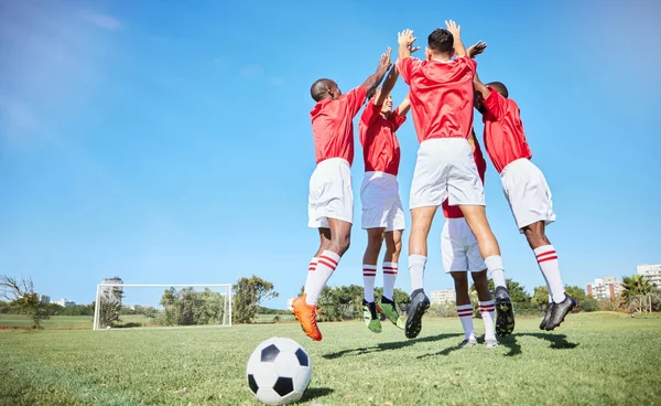运动和动机 球队在训练或训练中跳到草场或草地上 足球和运动 与一个运动员团体一起在运动中庆祝 — 图库照片