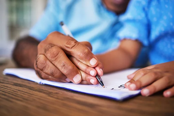 Escritura Enseñanza Aprendizaje Manos Pluma Abuelo Con Escritura Práctica Del — Foto de Stock