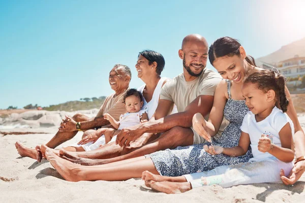 Feliz Familia Relajarse Con Sonrisa Playa Para Las Vacaciones Verano — Foto de Stock