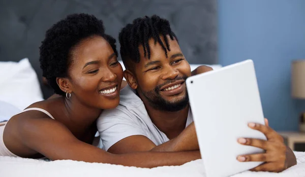 Amor Que Mais Forte Que Qualquer Conexão Jovem Casal Usando — Fotografia de Stock