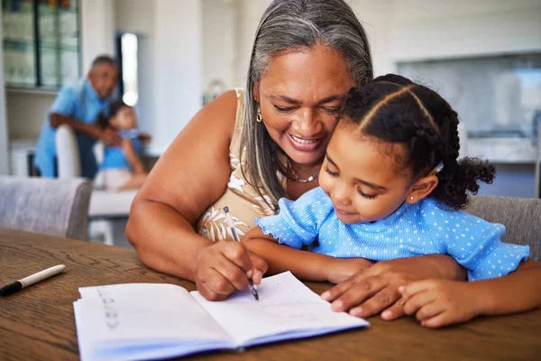 Lärande Skrivande Och Anteckningsbok Med Mormor Och Flicka För Utbildning — Stockfoto