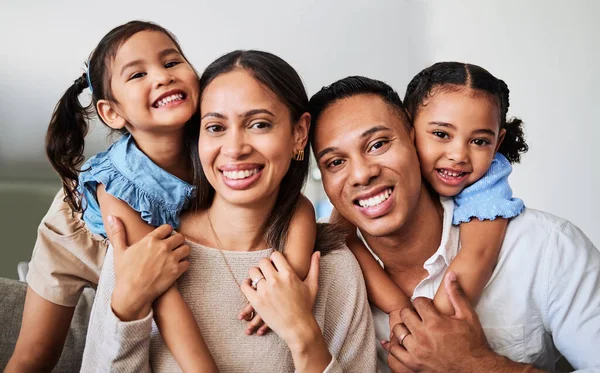 Abrazos Niños Padres Sofá Sala Estar Casa Para Amor Cuidado — Foto de Stock