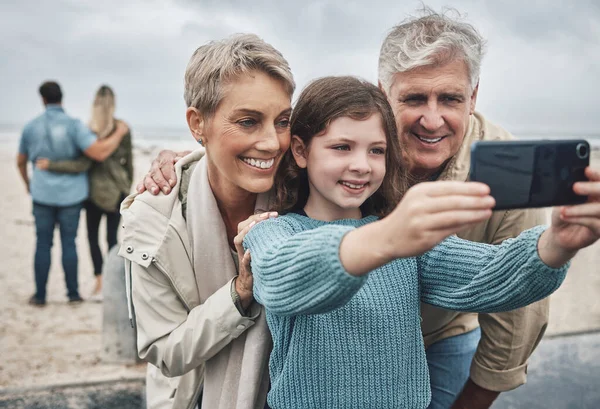 Telefono Selfie Nonni Con Bambino Spiaggia Mentre Famiglia Avventura Viaggio — Foto Stock