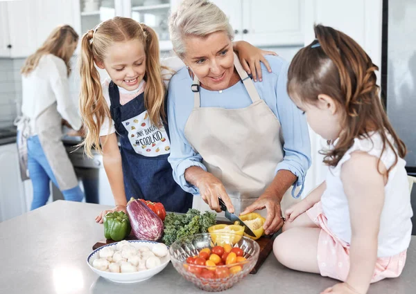 Grand Mère Les Enfants Cuisine Dans Cuisine Avec Des Légumes — Photo