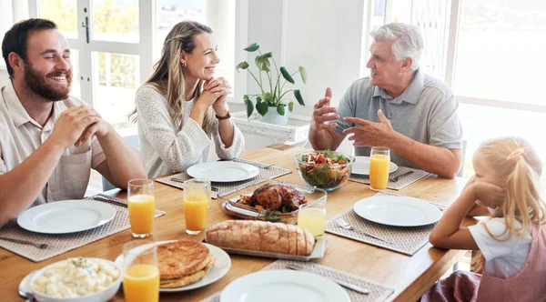 Glückliche Familie Eltern Und Alter Mann Mit Kind Zum Essen — Stockfoto