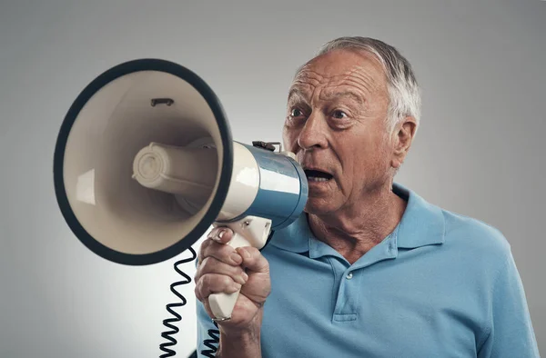Pueden Oírme Todos Ahora Anciano Sosteniendo Hablando Través Fuerte Granizo — Foto de Stock