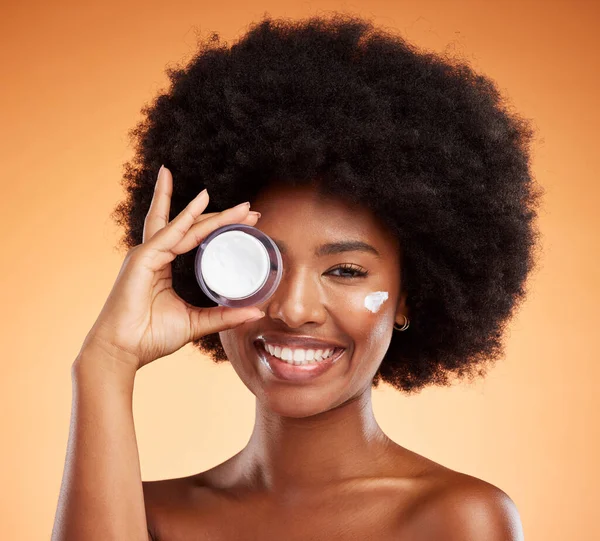 Retrato Mulher Negra Com Creme Beleza Produto Para Cuidados Com — Fotografia de Stock