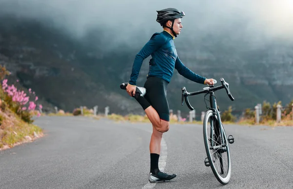在骑自行车锻炼 训练和关注大自然的过程中 健身和人在路上伸展 自行车 运动和性能准备 由骑自行车的人在运动前做腿伸展运动 — 图库照片