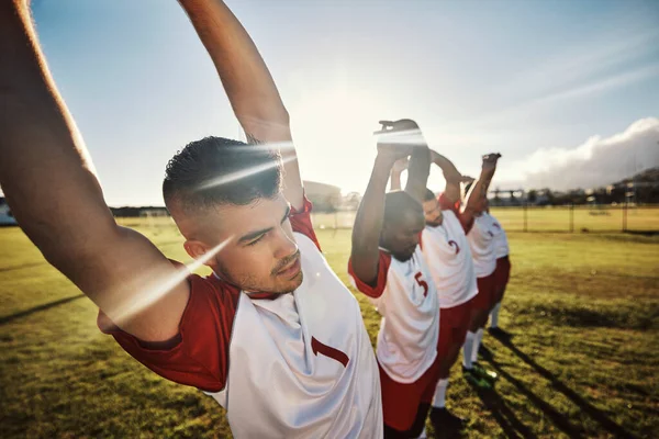 男子足球 团队和伸展身体 健康和健康在一个运动场上的早晨 多样化 锻炼和足球热身运动开始为户外运动训练健康的身体 — 图库照片