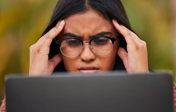 Trabalho Estresse Burnout Mulher Óculos Computador Lendo Mail Spam Falha — Fotografia de Stock