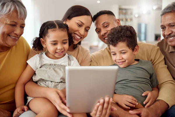 Família Tablet Vídeo Chamada Com Sofá Sorriso Juntos Sala Estar — Fotografia de Stock