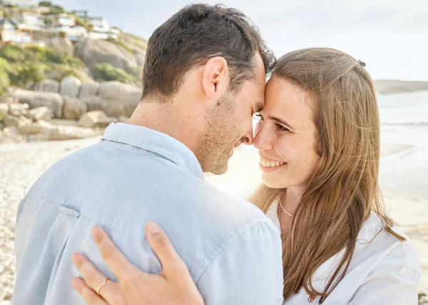 カップル 愛と海での婚約新婚旅行や記念日のために一緒にビーチで抱擁 海の水と砂に幸せとロマンを感じる若い男と女の笑顔 — ストック写真