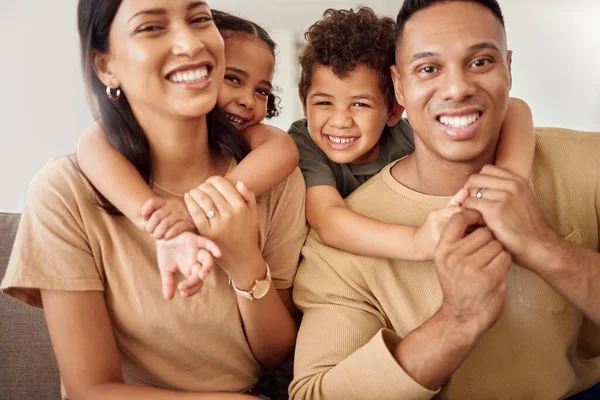 Feliz Sonrisa Retrato Una Unión Familiar Sala Estar Para Relajarse — Foto de Stock