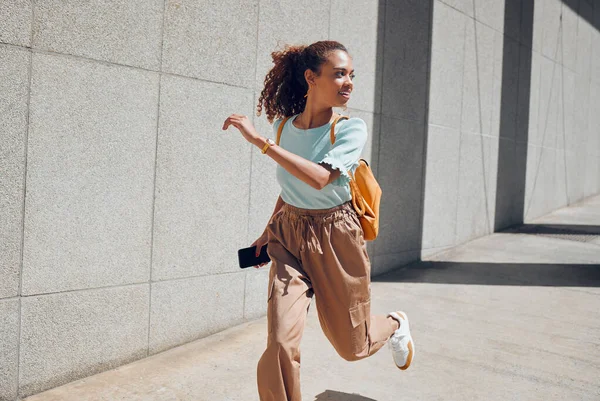 Vrouw Reizen Stad Met Rugzak Hardlopen Straat Voor Vakantie Vakantie — Stockfoto