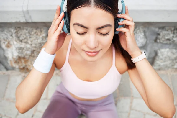 Yoga Headphones Woman Listening Music Zen Calm Peace Meditation City — Stock Photo, Image