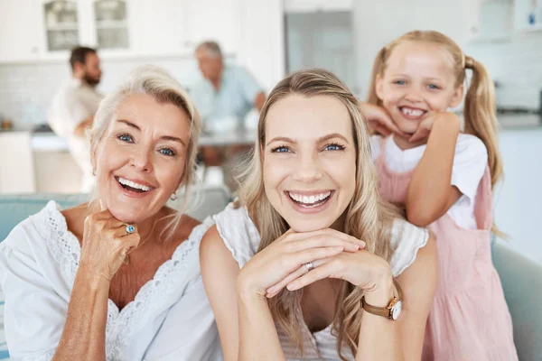 Familie Liefde Generaties Met Een Meisje Moeder Grootmoeder Zittend Een — Stockfoto