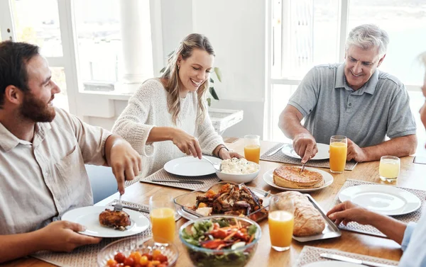 Mittagessen Familienfeier Und Großeltern Die Ein Abendessen Küchentisch Mit Lächeln — Stockfoto