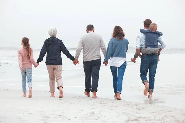Κρατώντας Χέρια Περπάτημα Και Μεγάλη Οικογένεια Στην Παραλία Για Άσκηση — Φωτογραφία Αρχείου
