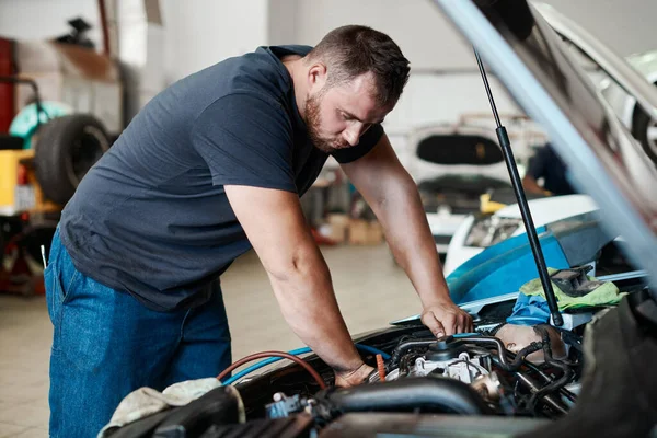 Gondoskodik Motorodról Autószerelő Egy Autószerelő Műhelyben — Stock Fotó