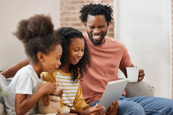 Vad Kommer Att Hända Härnäst Ung Familj Umgås Och Använder — Stockfoto