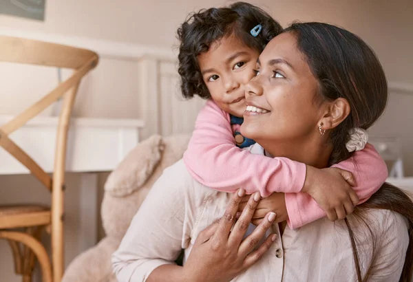 Mère Est Personne Préférée Une Petite Fille Étreignant Mère Maison — Photo