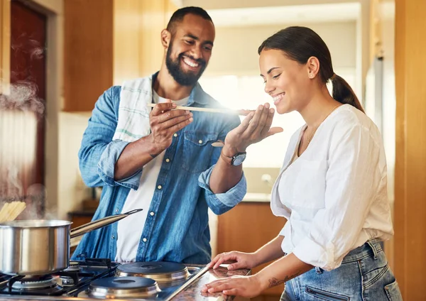 Vamos Testar Sua Cozinha Casal Cozinhar Juntos Casa — Fotografia de Stock