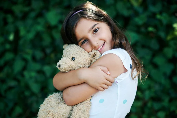 Teddy Encanta Abrazarse Una Niña Pequeña Parada Afuera Con Osito — Foto de Stock