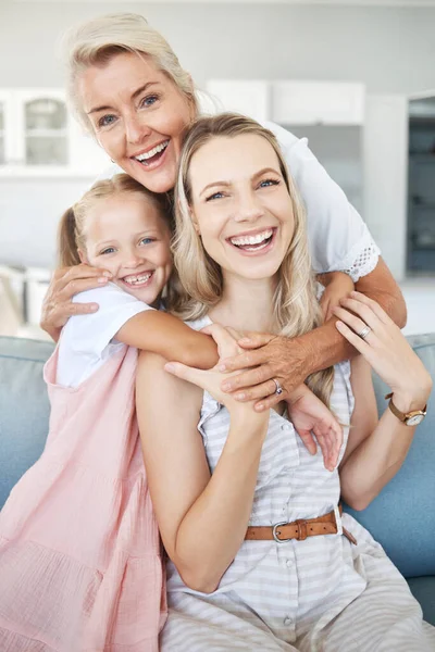 母亲和女孩的画像 笑着坐在沙发上放松 粘合和拥抱 在澳大利亚 快乐的奶奶 妈妈和孩子一起在家里的客厅里舒服地躺在沙发上 — 图库照片