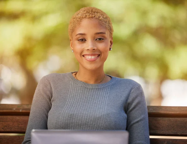 Laptop Sorriso Mulher Com Internet Parque Trabalhando Digitando Com Conexão — Fotografia de Stock