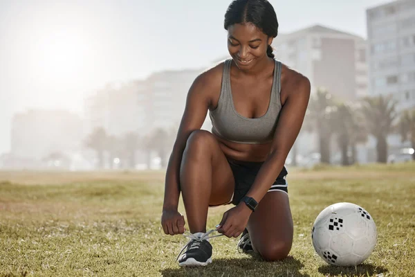 女孩和黑衣女子 穿着鞋子 开始为进行有氧运动 锻炼和训练而踢足球 圣保罗的运动 健身和健康运动员在草地上锻炼领带靴 — 图库照片