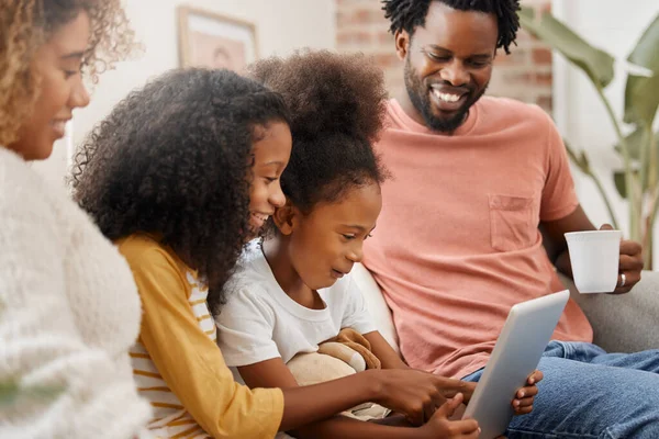 Liefde Één Foto Een Jong Gezin Dat Samen Tijd Doorbrengt — Stockfoto