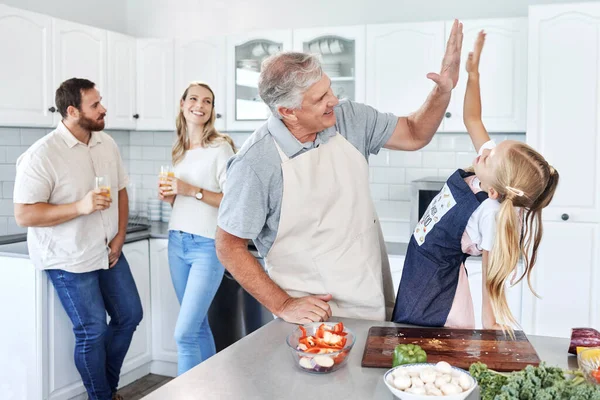 Hög Fem Lycklig Familj Och Matlagning Tillsammans Framgång Kök Bindning — Stockfoto