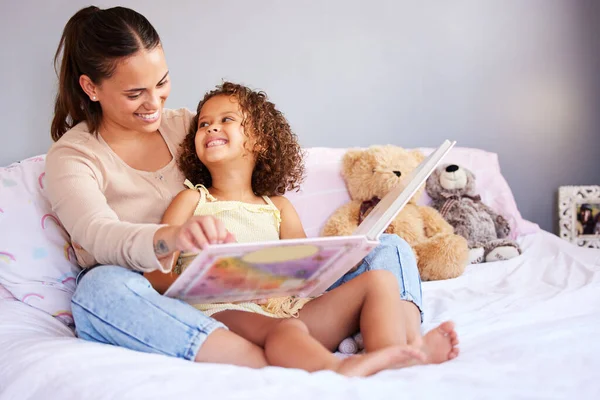 Esta Mejor Mamá Del Libro Una Madre Leyendo Hija Libro — Foto de Stock