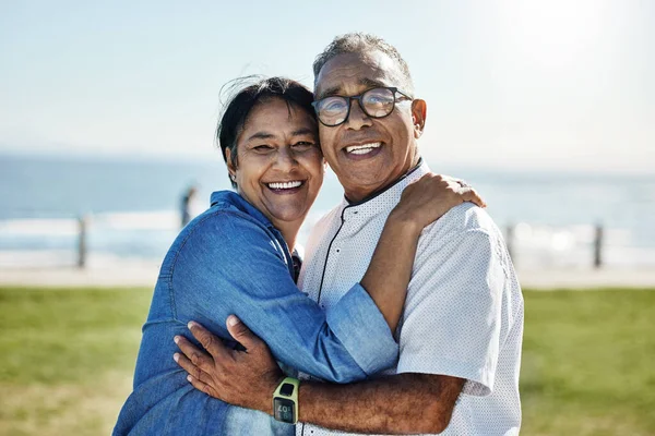 Liefde Knuffel Gelukkig Seniorenpaar Genieten Van Romantische Kwaliteitstijd Samen Reisvakantie — Stockfoto