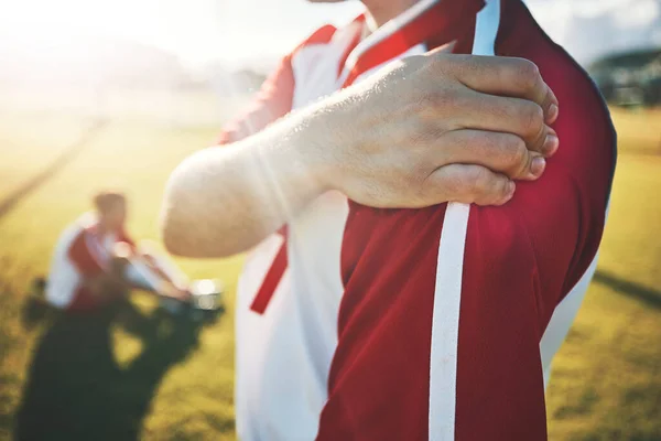 足球比赛或田径运动训练中受伤的足球 运动员和肩部疼痛 运动中出现肌肉 关节或骨扭伤等紧急医疗情况的健康 足球和男性 — 图库照片
