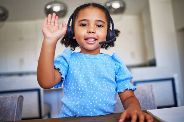 Aprendizaje Electrónico Auriculares Niña Haciendo Una Clase Línea Saludando Una — Foto de Stock