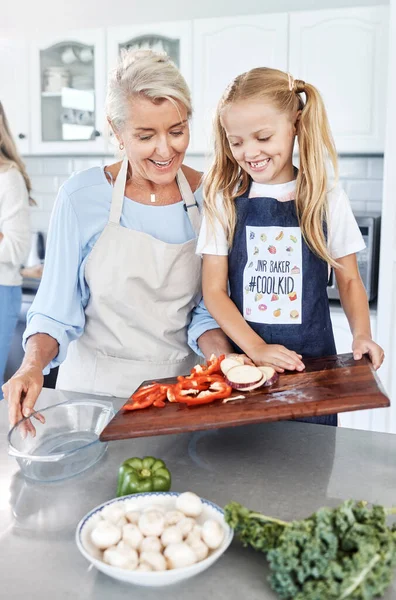 Μαγειρική Παιδί Και Γιαγιά Διδασκαλία Ένα Κορίτσι Μας Μαγειρεύουν Υγιεινά — Φωτογραφία Αρχείου