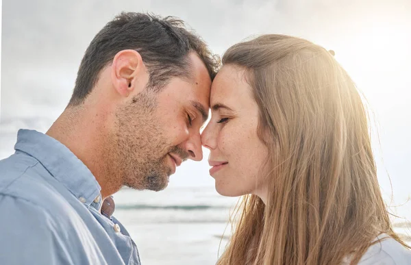 Viajar Amor Pareja Relajan Atardecer Abrazándose Momento Íntimo Unas Vacaciones —  Fotos de Stock