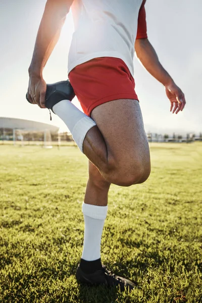男人和运动员做伸展运动 准备训练和练习足球比赛 并在场上锻炼运动服 健康和健康的男性 准备比赛 健身和热身 — 图库照片