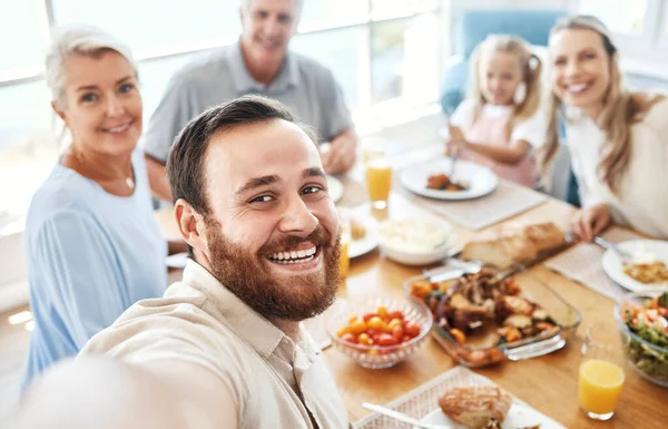 自分の家のダイニングルームテーブルでお祝い 愛とケアのために一緒に食べ物を食べるセルフィー ランチ 大きな家族 朝食時に両親と子供と妻の写真と若い男の肖像画 — ストック写真