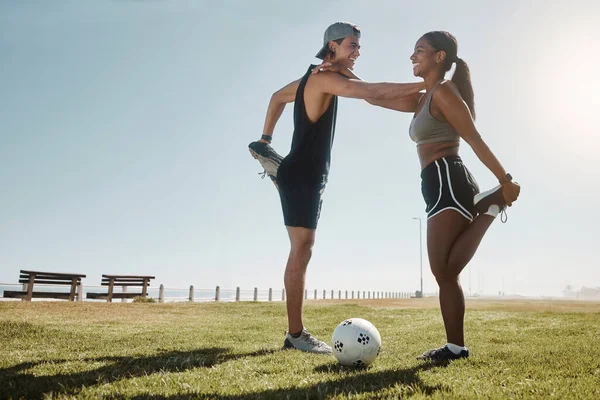 足球健身 夫妻和伸展在海滩公园锻炼 锻炼和训练一起在室外健康 快乐的朋友们 在早上的例行公事中 为运动动机的健全性感到快乐 — 图库照片