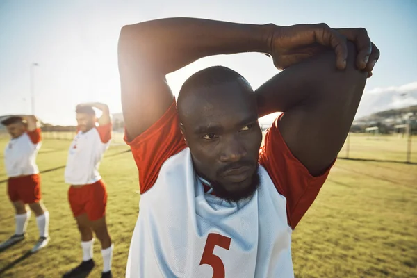 Fotbalista Fotbalista Natahování Černoch Dělá Sportovní Trénink Hřišti Pro Zahřátí — Stock fotografie