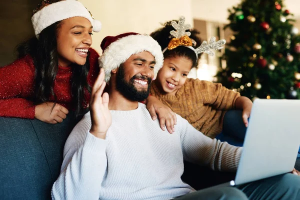 Karácsonyt Külön Töltjük Még Mindig Szívünkben Vagy Egy Boldog Fiatal — Stock Fotó