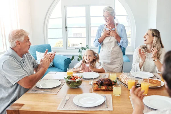 Μεγάλη Οικογένεια Γιορτή Φαγητού Και Παιδί Γονείς Και Παππούδες Χειροκροτούν — Φωτογραφία Αρχείου